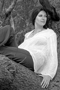 Shelagh McDonald 1971 by Keith Morris tree shot